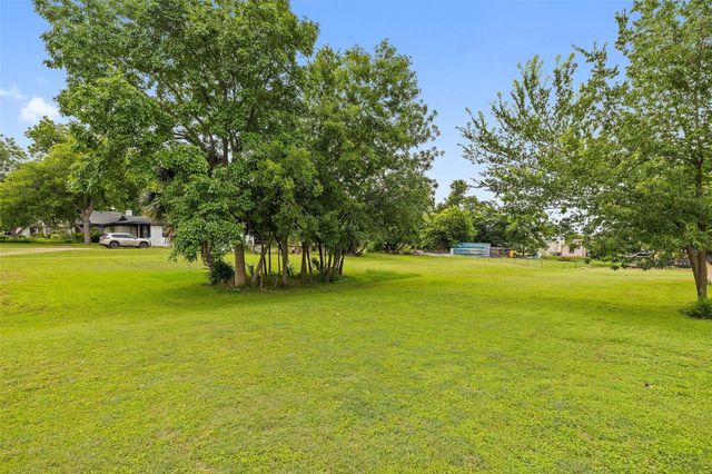 718 Kimbro ST, Taylor, TX 76574
