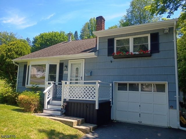 4 Adams Dr, Ogdensburg Boro, NJ 07439