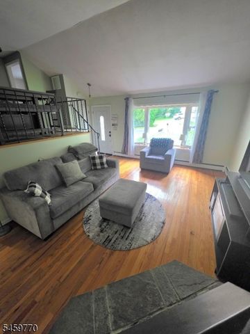 4 Adams Dr, Ogdensburg Boro, NJ 07439