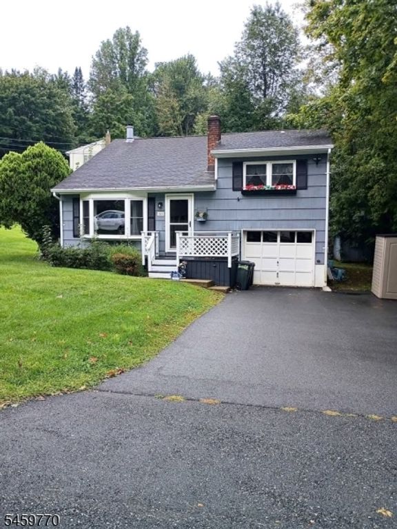4 Adams Dr, Ogdensburg Boro, NJ 07439