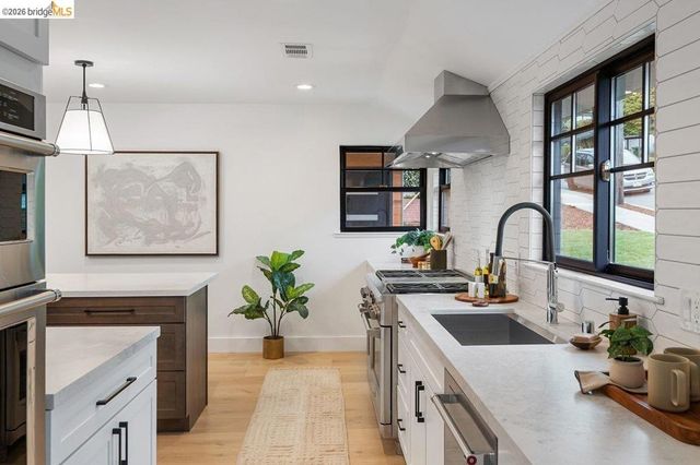 4207 Laguna Ave, Oakland, CA 94602