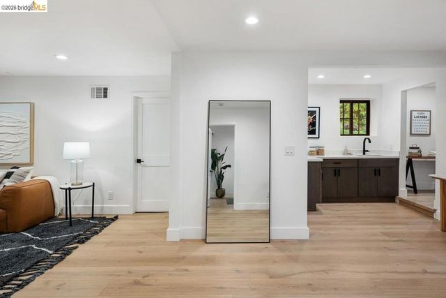 4207 Laguna Ave, Oakland, CA 94602