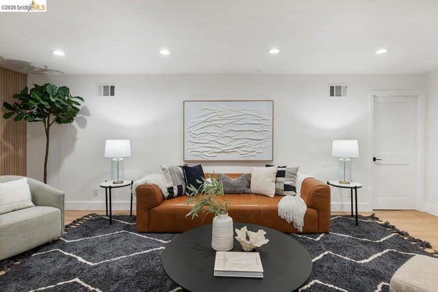 4207 Laguna Ave, Oakland, CA 94602