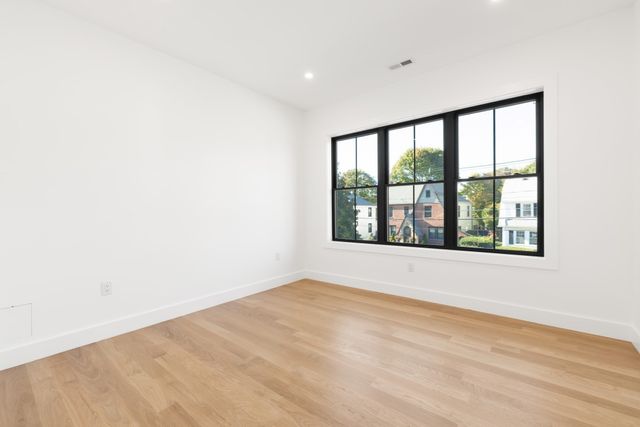 3 Lawn Ave 1, Newton, MA 02460