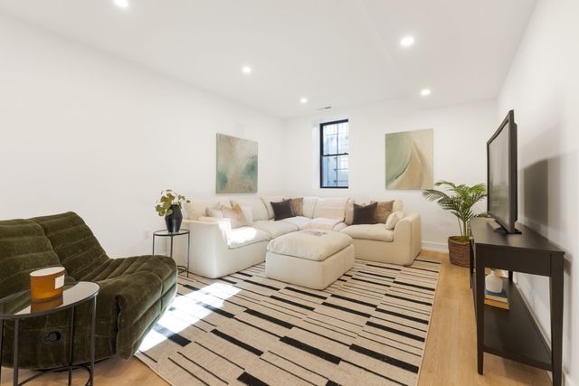 3 Lawn Ave 1, Newton, MA 02460