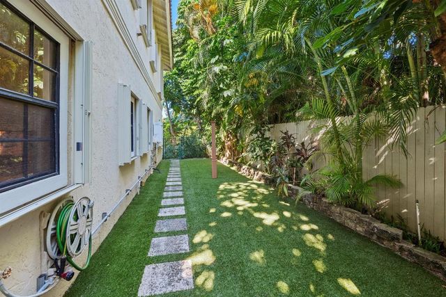 206 Queens Lane, Palm Beach, FL 33480