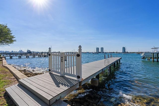 206 Queens Lane, Palm Beach, FL 33480