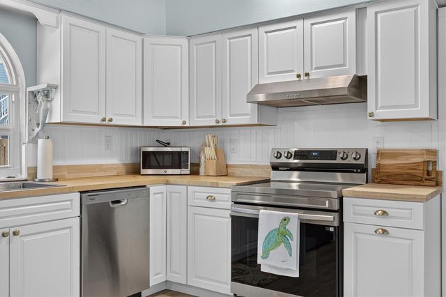 6086 ISLAND DRIVE, Weeki Wachee, FL 34607