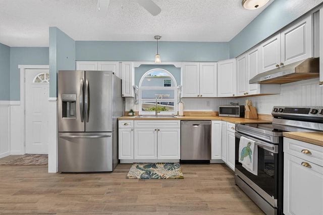 6086 ISLAND DRIVE, Weeki Wachee, FL 34607