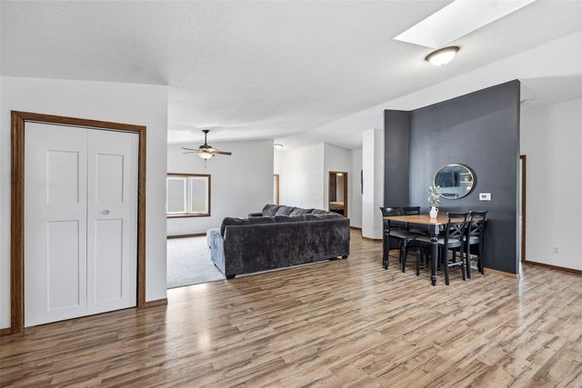 1095 E Main Street, Robins, IA 52328