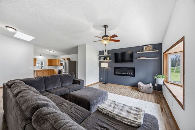 1095 E Main Street, Robins, IA 52328