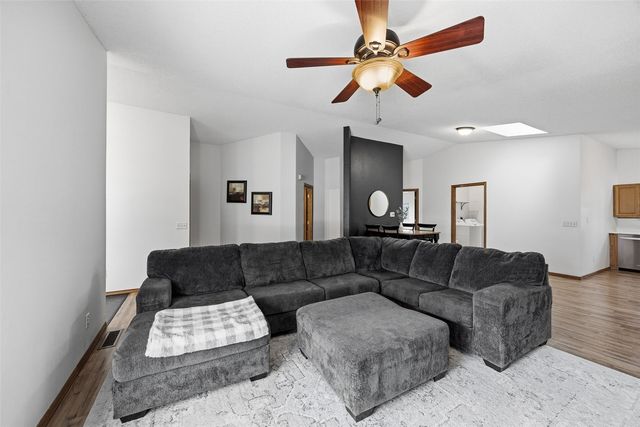 1095 E Main Street, Robins, IA 52328