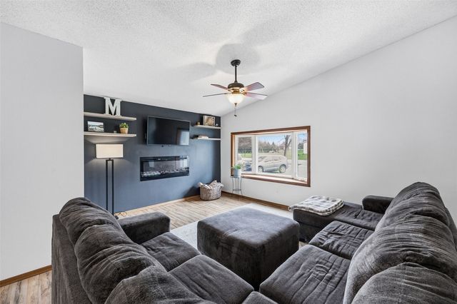 1095 E Main Street, Robins, IA 52328