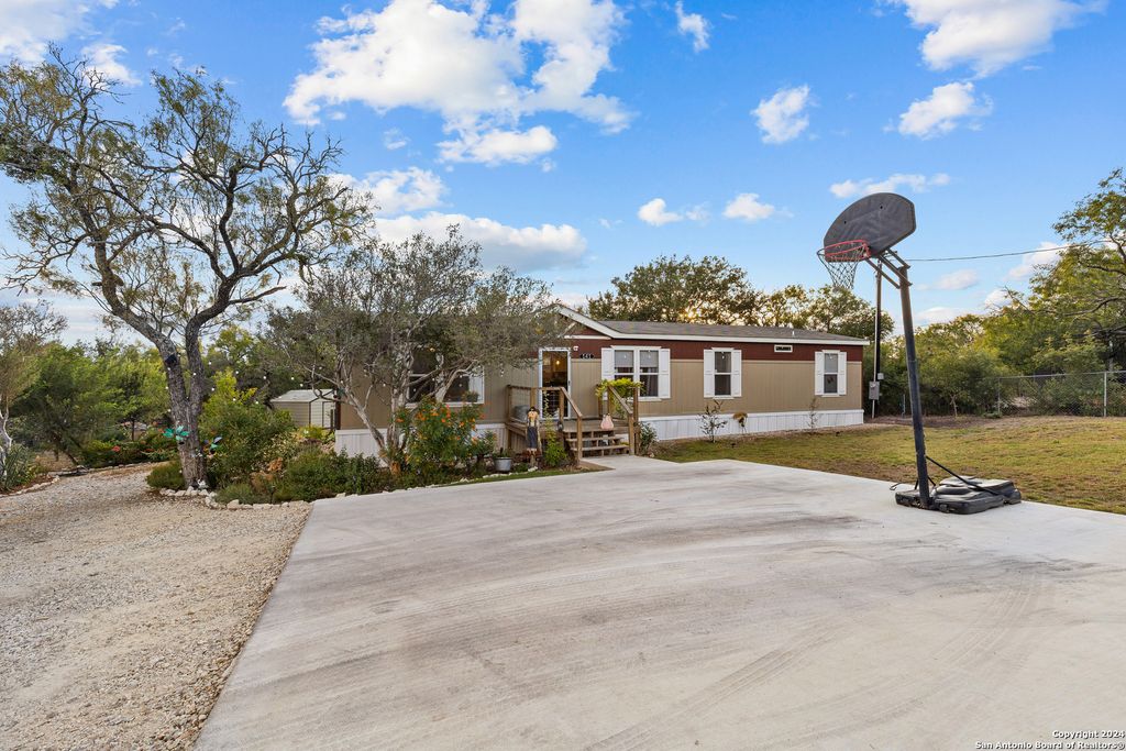 141 County Road 459, Hondo, TX 78861