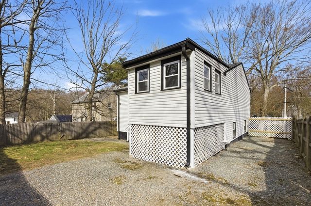 16 Bagley Rd, Holbrook, MA 02343