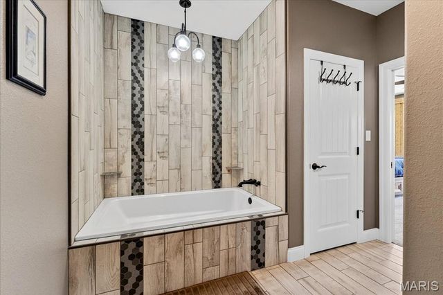 6020 N Lakeshore Drive, Hillsboro, MO 63050