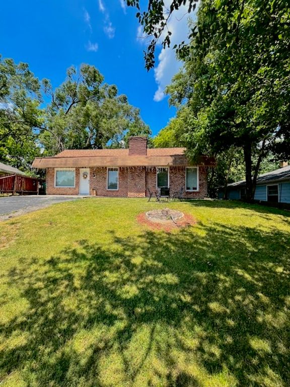 1 NE Circle Drive, Joliet, IL 60433