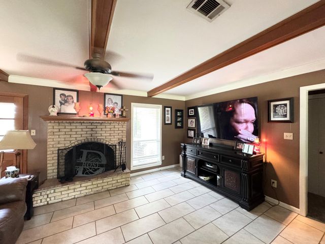 208 Robinhood Circle, Crockett, TX 75835