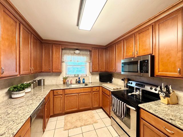 208 Robinhood Circle, Crockett, TX 75835
