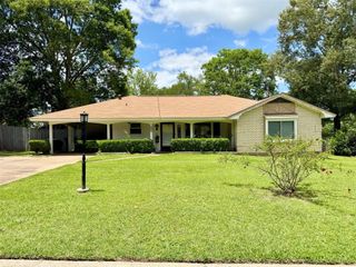 208 Robinhood Circle, Crockett, TX 75835