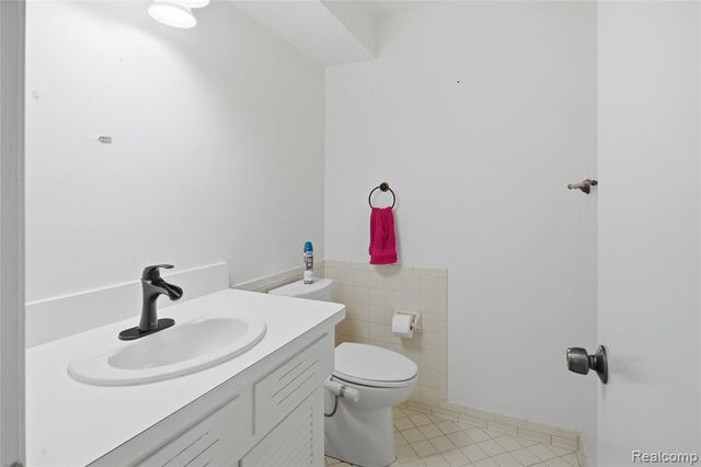 4041 W Maple Road E102, Bloomfield Hills, MI 48301