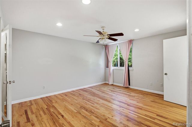 4041 W Maple Road E102, Bloomfield Hills, MI 48301