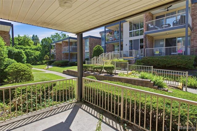4041 W Maple Road E102, Bloomfield Hills, MI 48301
