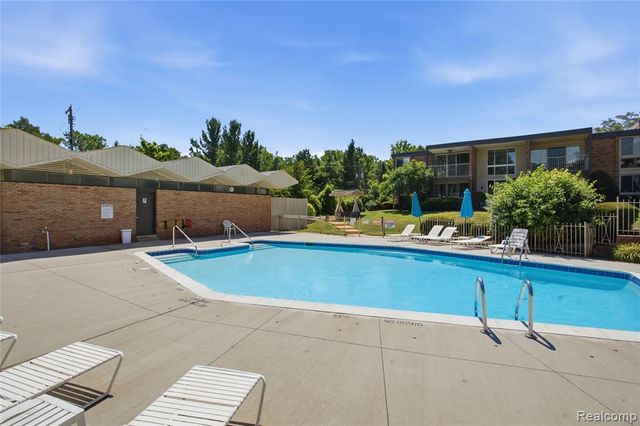 4041 W Maple Road E102, Bloomfield Hills, MI 48301