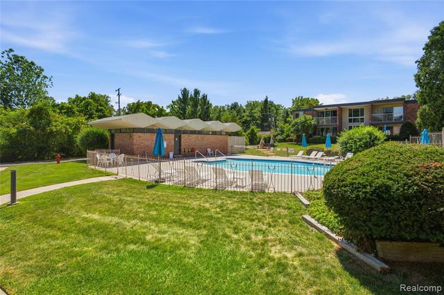 4041 W Maple Road E102, Bloomfield Hills, MI 48301