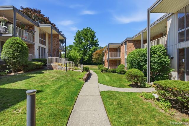 4041 W Maple Road E102, Bloomfield Hills, MI 48301