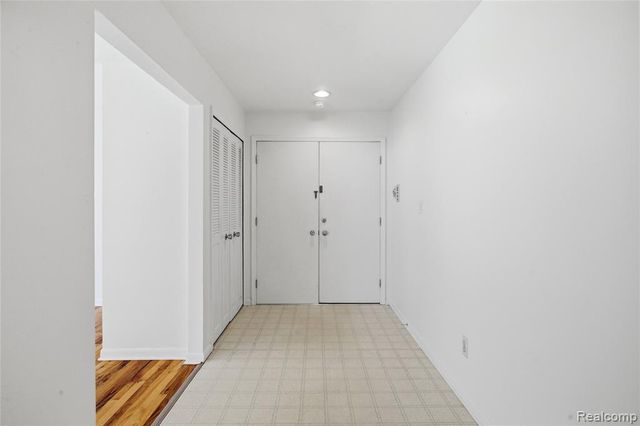 4041 W Maple Road E102, Bloomfield Hills, MI 48301