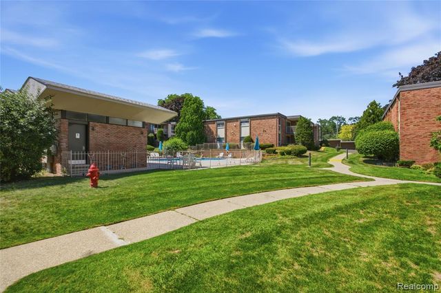 4041 W Maple Road E102, Bloomfield Hills, MI 48301