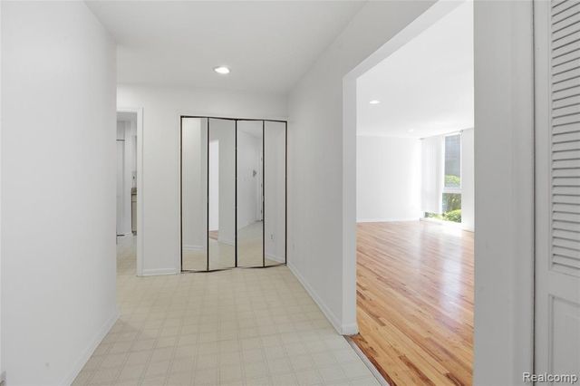 4041 W Maple Road E102, Bloomfield Hills, MI 48301