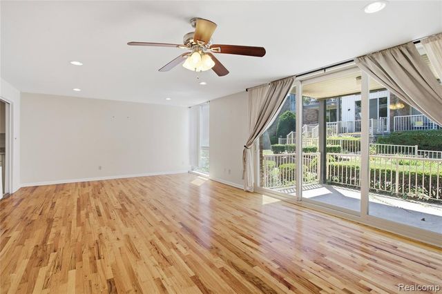 4041 W Maple Road E102, Bloomfield Hills, MI 48301