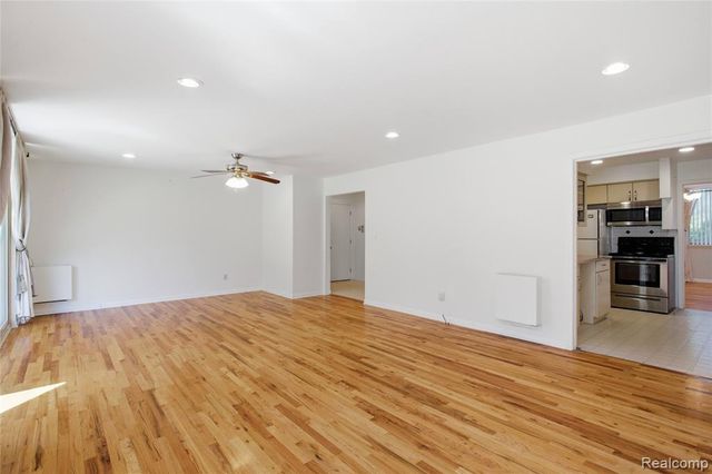 4041 W Maple Road E102, Bloomfield Hills, MI 48301