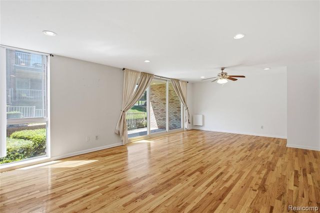 4041 W Maple Road E102, Bloomfield Hills, MI 48301