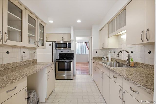 4041 W Maple Road E102, Bloomfield Hills, MI 48301