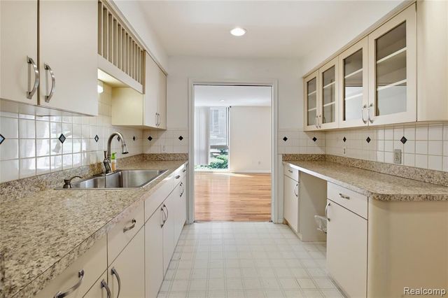 4041 W Maple Road E102, Bloomfield Hills, MI 48301