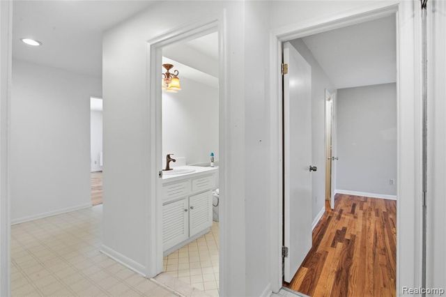 4041 W Maple Road E102, Bloomfield Hills, MI 48301