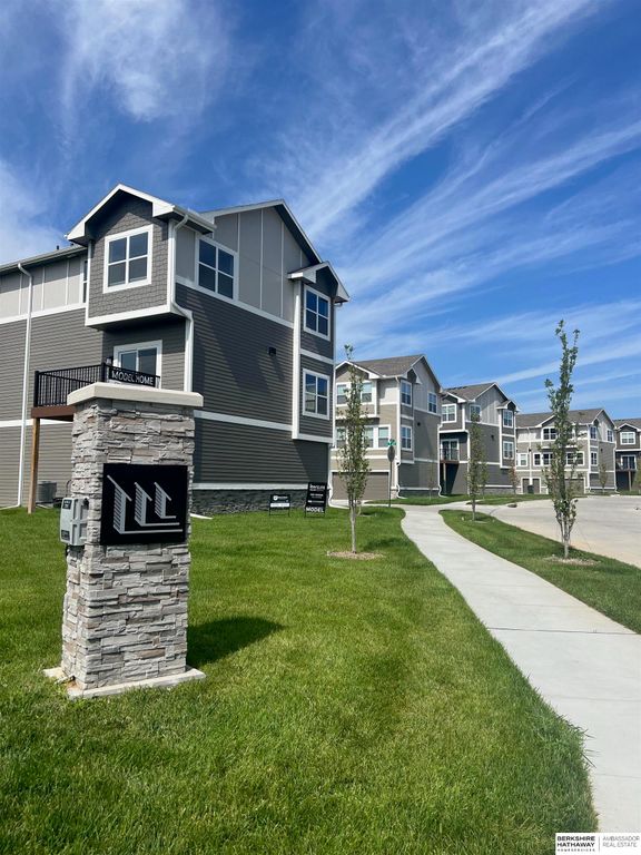 5402 S 207 Court, Elkhorn, NE 68022