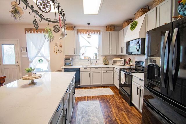 200 Floating Leaf DR, Hutto, TX 78634