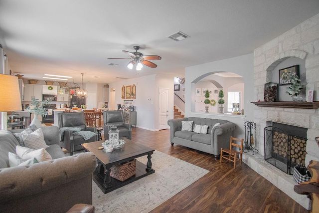 200 Floating Leaf DR, Hutto, TX 78634