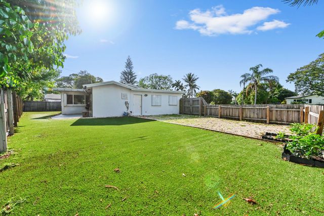 2898 SE 1st Place, Boynton Beach, FL 33435