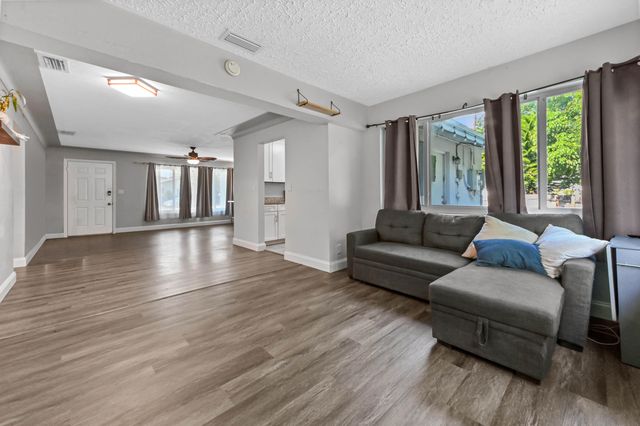 2898 SE 1st Place, Boynton Beach, FL 33435