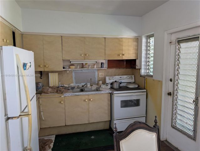 335 - 337 NE 168th St, North Miami Beach, FL 33162