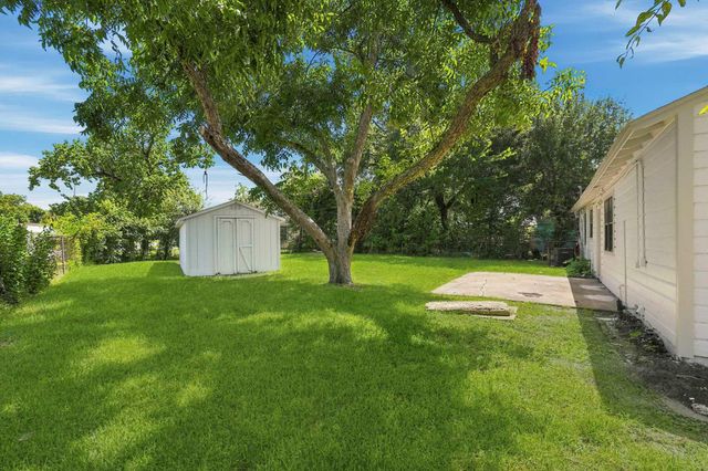 2401 Windsor Lane, Pasadena, TX 77506