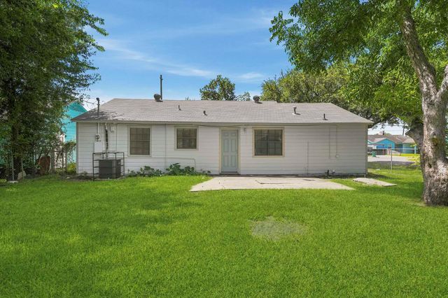 2401 Windsor Lane, Pasadena, TX 77506