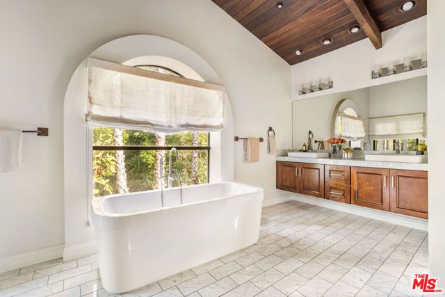 2299 Gloaming Way, Beverly Hills, CA 90210