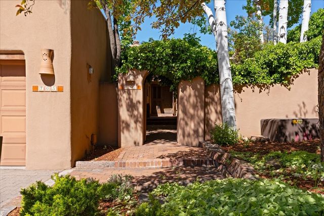 705 Calle del Resplandor, Santa Fe, NM 87505