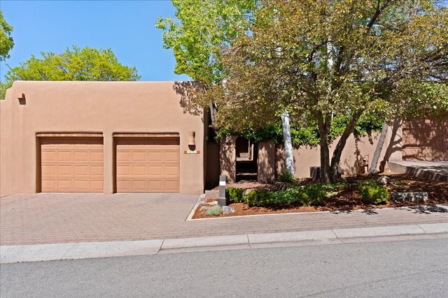 705 Calle del Resplandor, Santa Fe, NM 87505